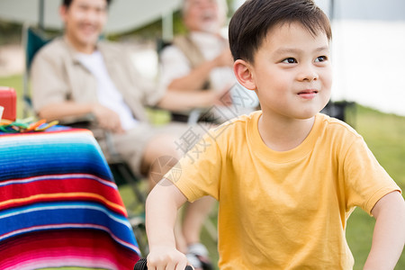 露营亚洲男孩们三代家庭享受户外活动图片
