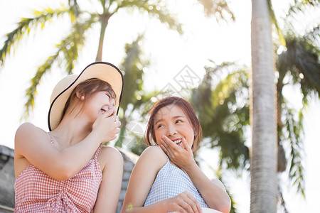海滩活力20多岁年轻妇女享受度假之旅图片