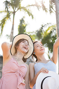 海事的幸福高兴年轻妇女享受度假之旅图片