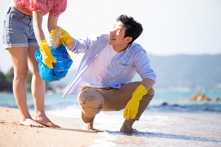 暑假兼职注意事项打工全体环境问题男人和女人做海滩清洁背景