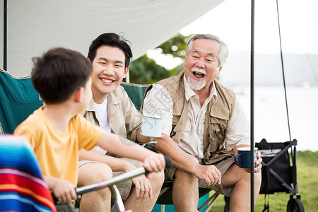 孙湖边男人们三代家庭享受户外活动图片