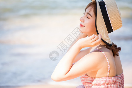 海滨人物散步享受一次度假旅行的年轻女子图片