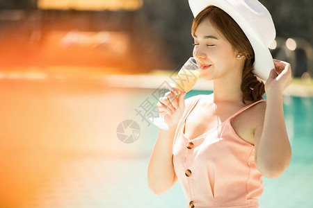 漫步笑脸亚洲年轻女子在游泳池旁享受度假之旅图片