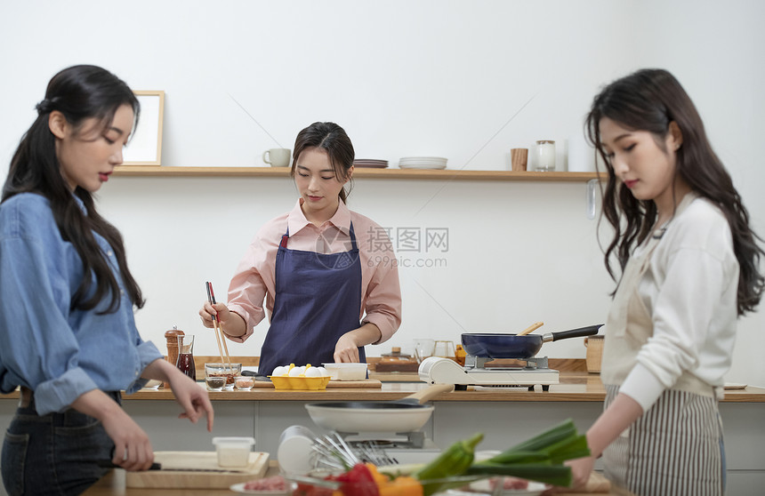 厨房制作料理的年轻女子图片