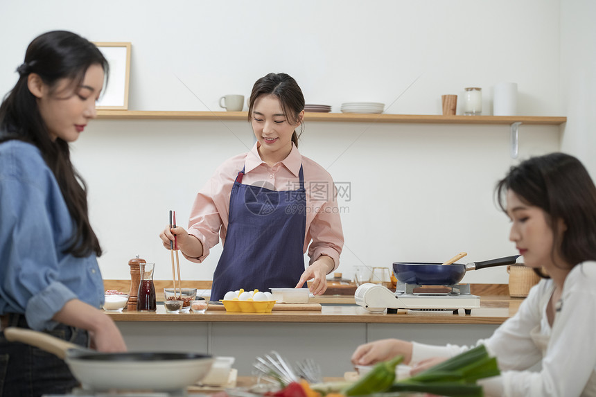 厨房制作料理的年轻女子图片