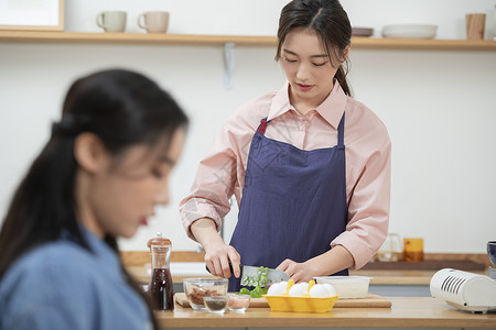 厨房切菜的年轻女子图片