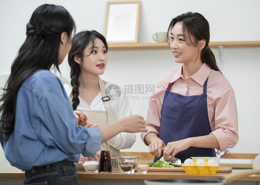 厨房切菜的年轻女子图片