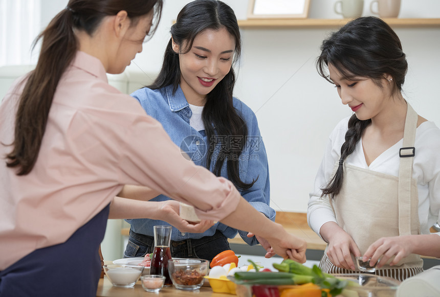 年轻的美女形象图片