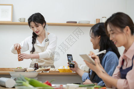 乱打拍摄美食节目的视频博主背景