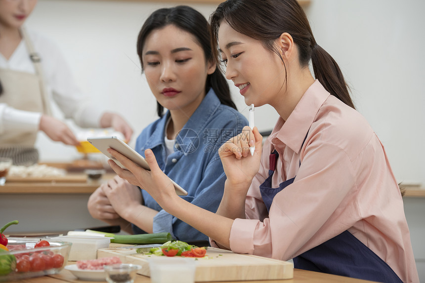 拍摄美食节目的视频博主图片