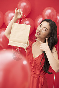红色气球背景下的美丽女性图片