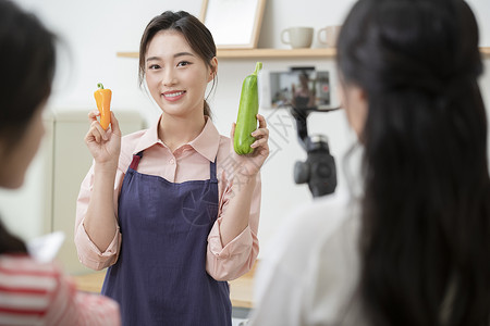 乱打直播展示农产品的年轻女子背景