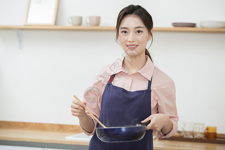 乱打准备做饭的年轻女子背景