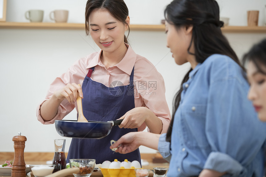 准备做饭的年轻女子图片