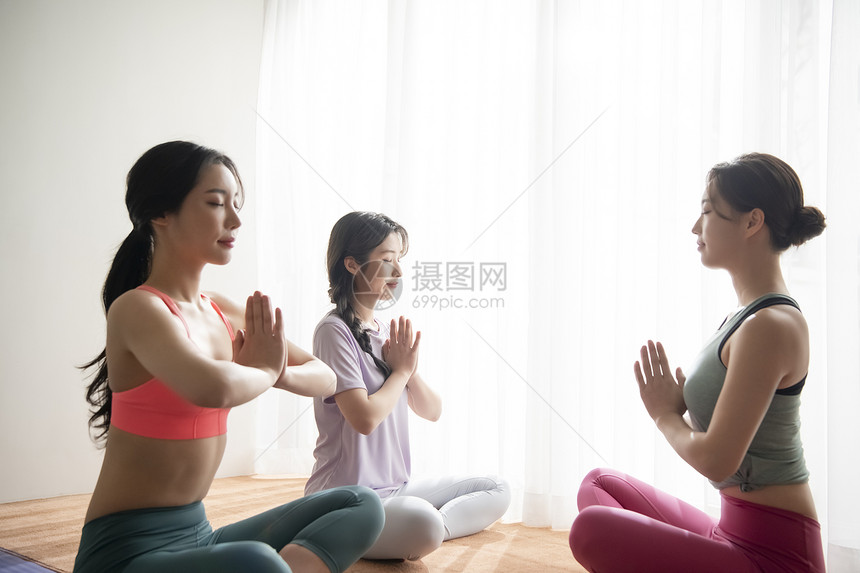 女性做瑜伽图片
