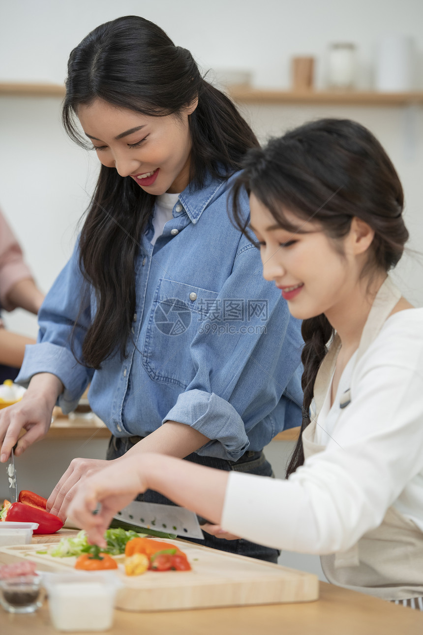 切菜处理食材的年轻女子图片