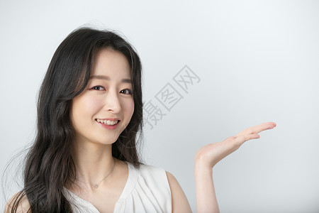 青年商务女性展示手势图片