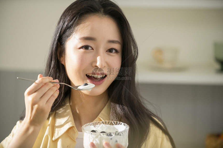 吃酸奶的年轻女子图片