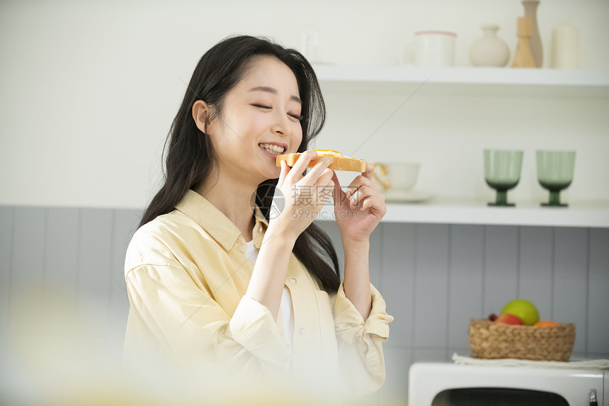 吃吐司的青年女子图片