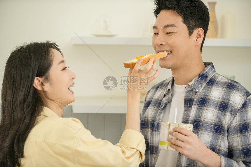 新婚夫妇吃早餐吐司图片