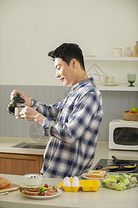 厨房倒咖啡的成年男子图片