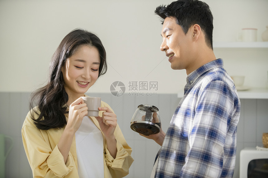 厨房拿着咖啡的新婚夫妇图片