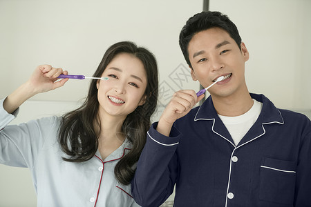 一起刷牙洗漱的新婚夫妇图片