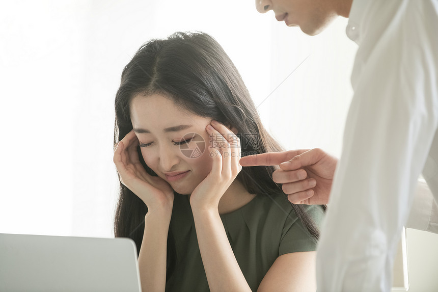 头疼烦恼的商务女性图片