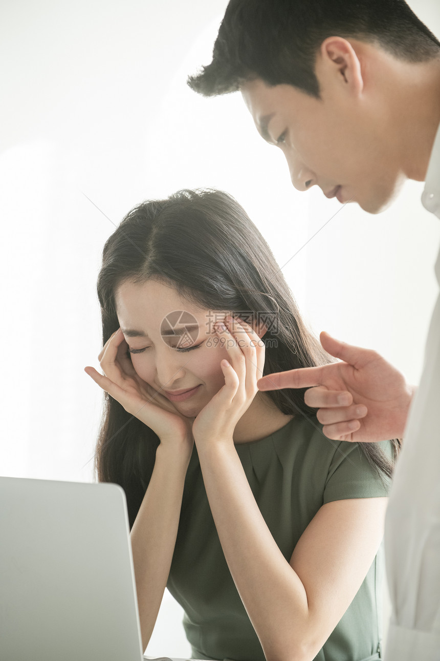 头疼烦恼的商务女性图片