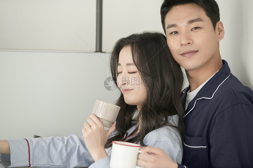 居家放松拿着咖啡的年轻夫妇图片