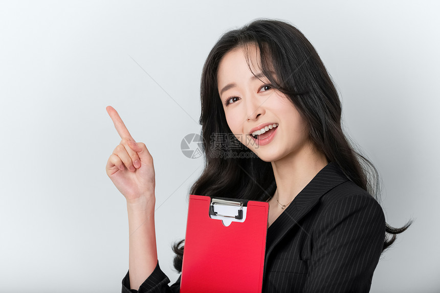 抱着文件夹微笑的商务女性图片