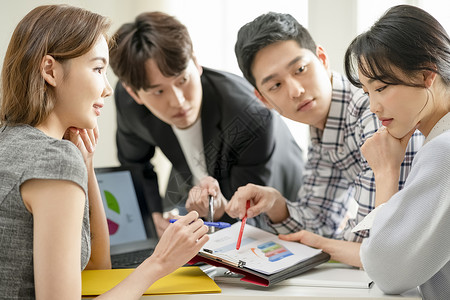 战略学笔记本电脑成年女子商业会议男人和女人图片