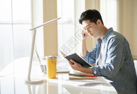 半身像成年男子搜查男人生活方式生意图片