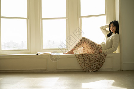 卧室轮廓微笑女人休息生活方式图片