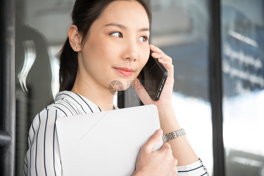 三十几岁人物智能手机女人商务咖啡馆图片