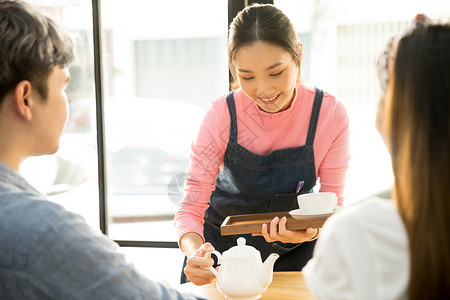 年轻异夫妇商务女女咖啡馆职员图片