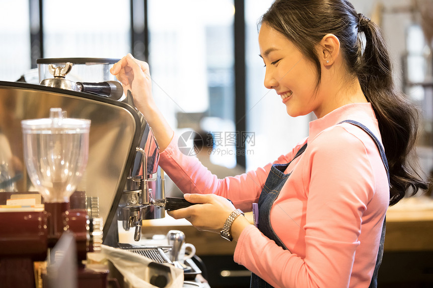 制作咖啡的女咖啡师图片