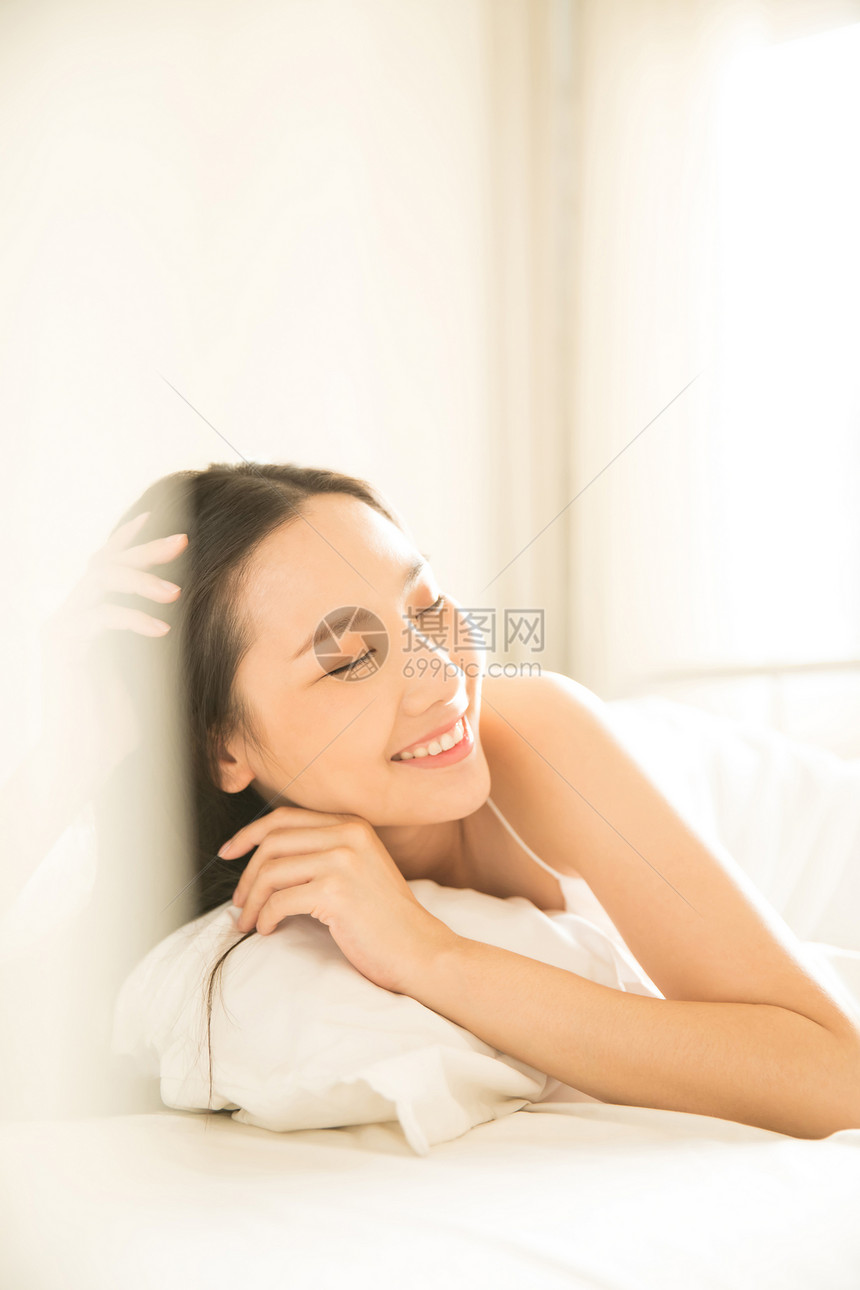 床上休息放松的青年女子图片