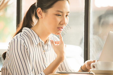 咖啡馆办公思考的商务女性图片