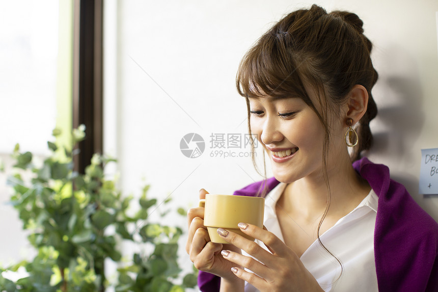 喝咖啡的青年女子图片