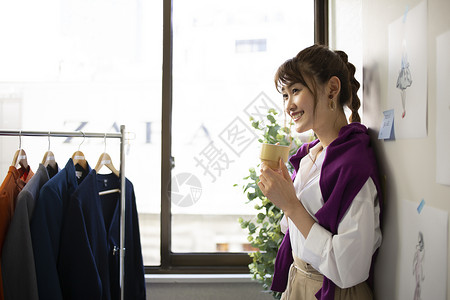喝咖啡的青年女子图片