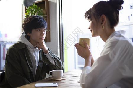 咖啡馆约会喝咖啡的青年男女图片