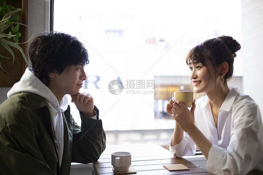 年轻情侣在咖啡馆聊天图片