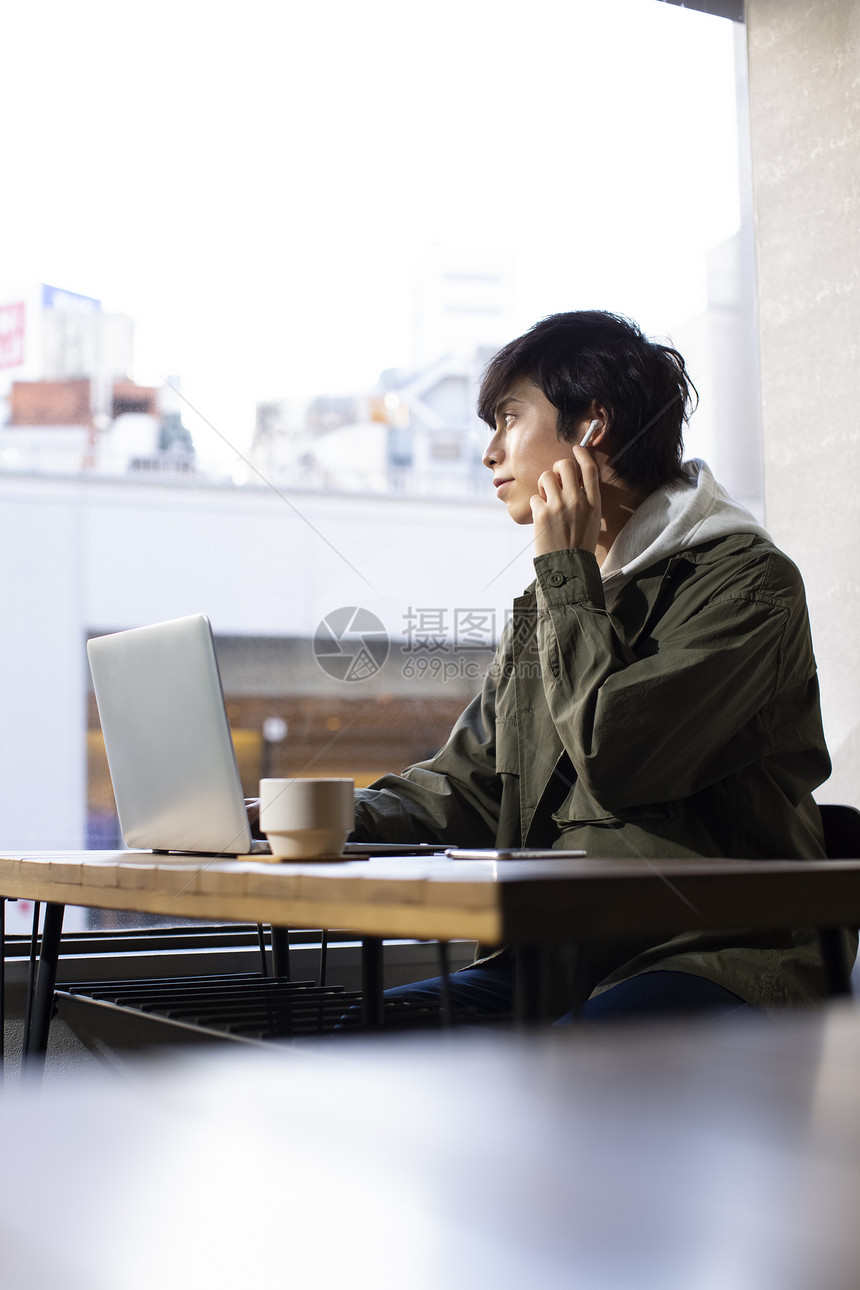 亚洲流浪大学生一个人看着一台电脑图片