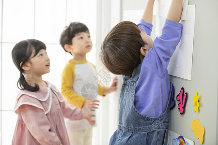 幼儿园的男孩女孩图片