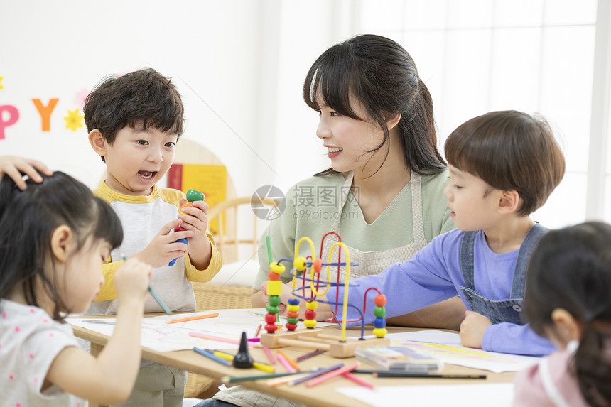 和孩子们玩耍的幼儿园老师图片