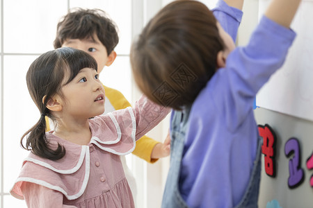 幼儿园玩耍的孩子们图片