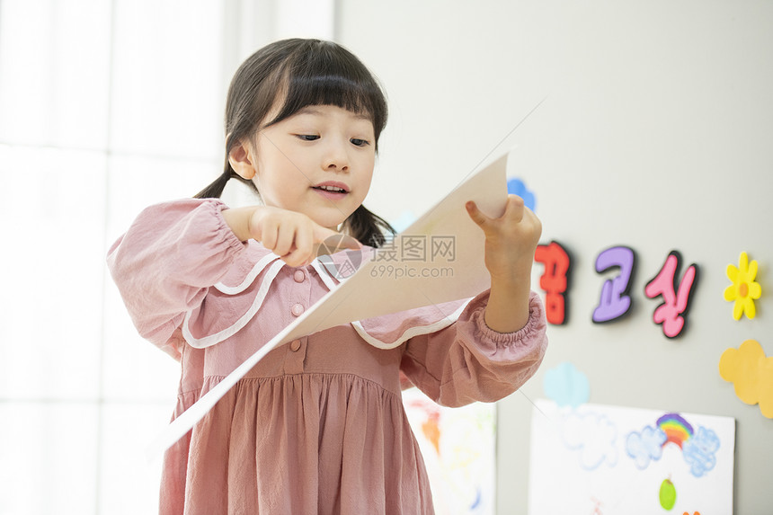 幼儿园内认真上课的小朋友们和老师图片