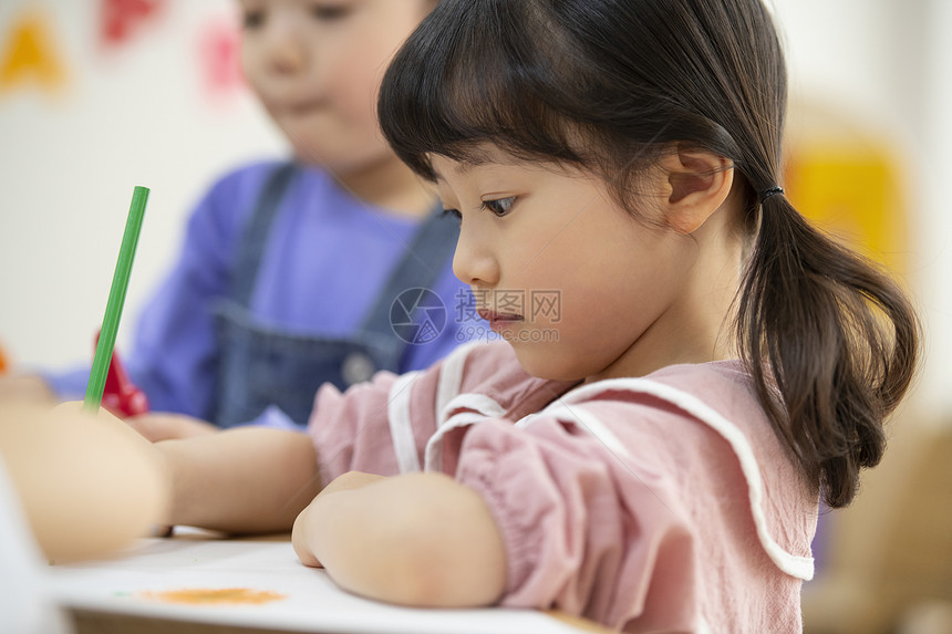 幼儿园内认真上课的小朋友们和老师图片