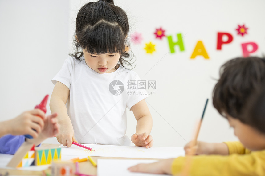 认真学习的幼儿园小朋友图片